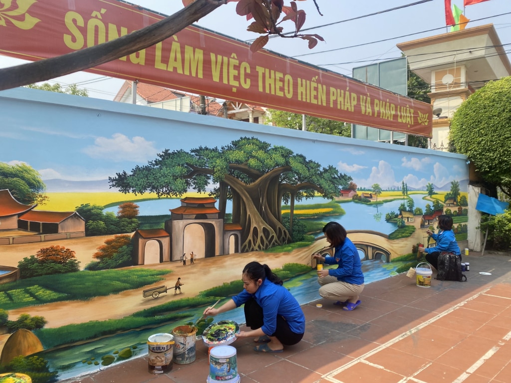 Đoàn viên thanh niên phường Yên Giang (TX Quảng Yên) vẽ tranh tường làm đẹp cảnh quan đô thị.