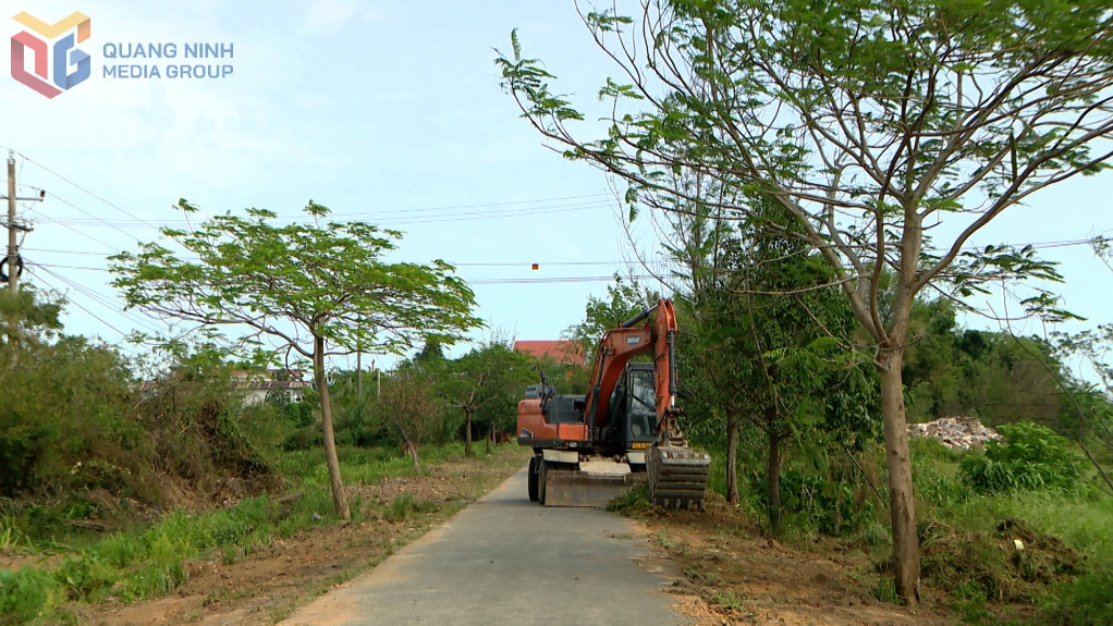 Là 1 trong 8 công trình thuộc Đề án giao thông nông thôn, Dự án cải tạo nâng cấp tuyến đường trục chính xã Quảng Phong vừa được hoàn thiện các thủ tục và ký hợp đồng đã được tổ chức thi công ngay