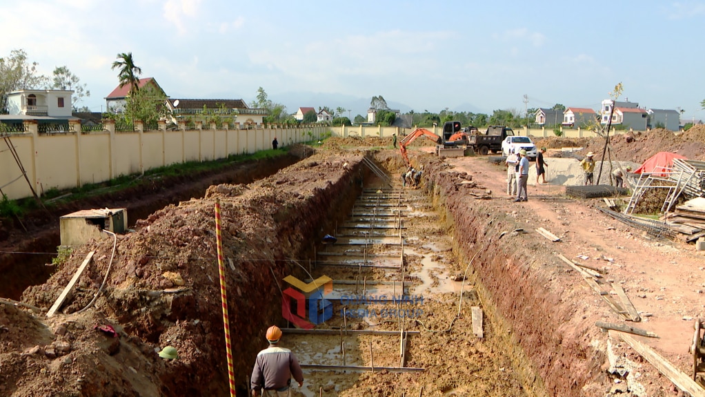 Confronté à de nombreuses difficultés liées aux conditions météorologiques pluvieuses, le district de Hai Ha est déterminé à achever le projet d'école primaire de Quang Phong en 2024.