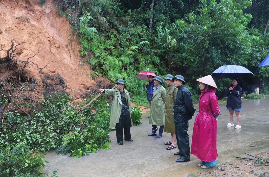 đồng chí Phạm Đức Thắng, Phó Bí thư Huyện ủy, Chủ tịch UBND huyện đi kiểm tra công tác khắc phục thiệt hại sau bão số 3, tại xã Húc Động và xã Lục Hồn