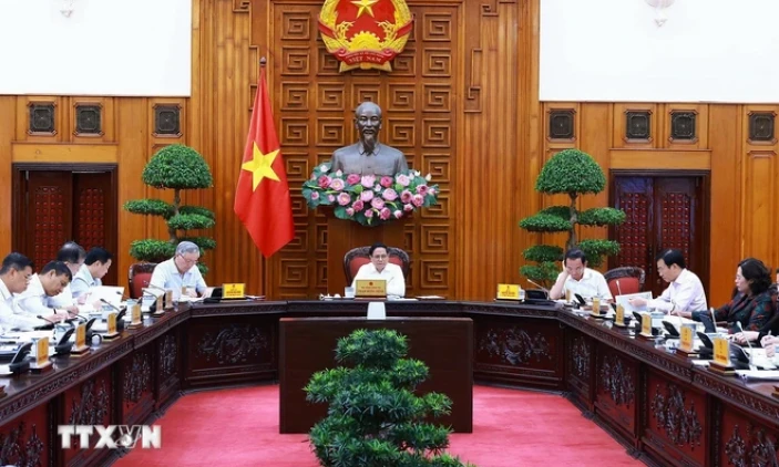 El Primer Ministro preside reunión sobre construcción de centro financiero internacional en Vietnam