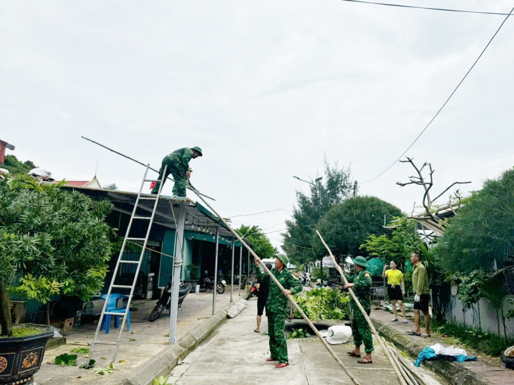 Đồn BP Đảo Trần giú dân chằng buộc nhà cửa chống bão số 3. 