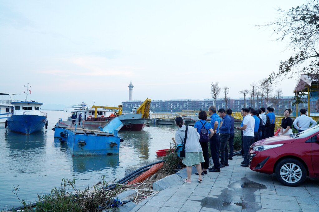 Les dirigeants de la Bao Viet Insurance Corporation et des unités membres de Quang Ninh ont évalué les dégâts et élaboré un plan d'indemnisation pour l'entrepôt de GPL de la ville de Quang Yen.