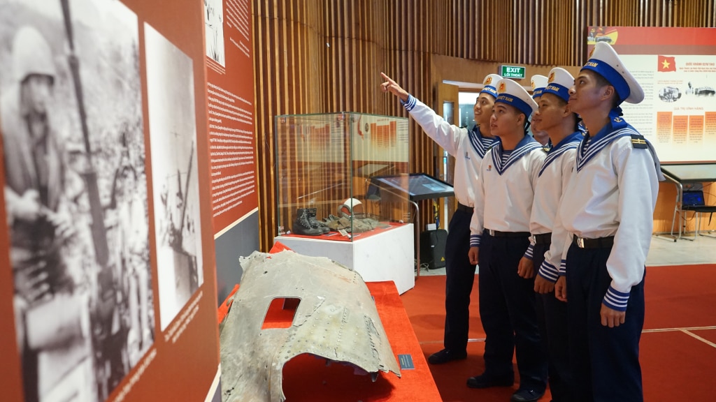 Young soldiers view an exhibition of their fathers' fighting photos.