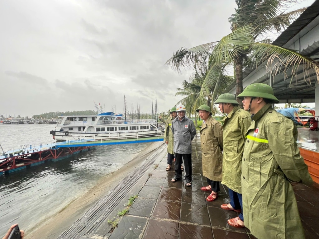 El Ministro de Agricultura y Desarrollo Rural, Le Minh Hoan, y el Presidente del Comité Popular Provincial de Quang Ninh, Cao Tuong Huy, inspeccionaron el Puerto Internacional de Pasajeros de Tuan Chau.