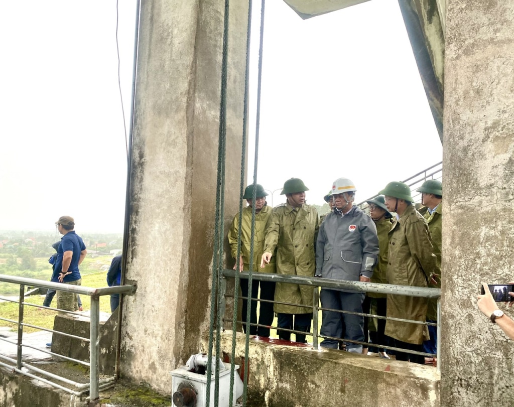 El grupo de trabajo inspeccionó el lago de irrigación Yen Lap.