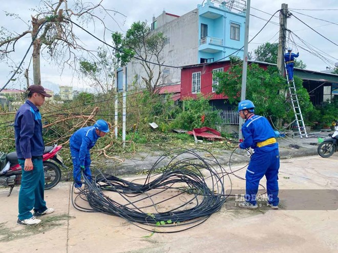 Lực lượng viễn thông khẩn trương khắc phục đường dây thông tin liên lạc. Ảnh: Thu Báu