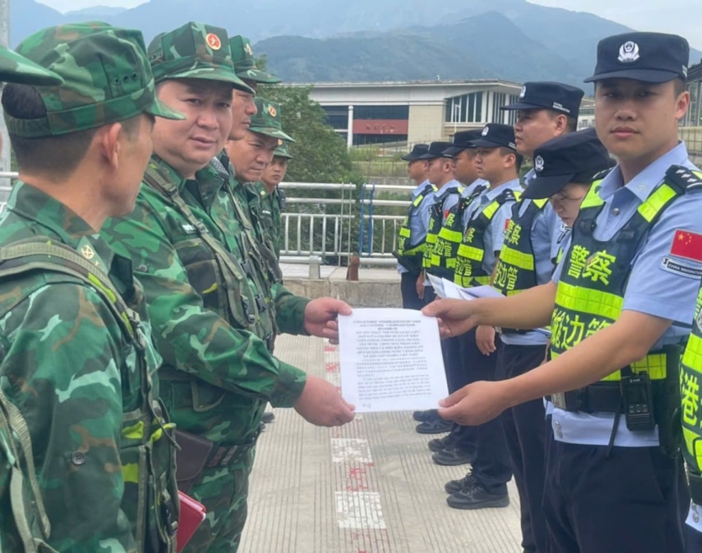 La patrouille bilatérale a été menée conformément au plan approuvé par le commandement des gardes-frontières de Quang Ninh (Vietnam) et à la lettre d'invitation de l'équipe de gestion des frontières de Fangchenggang, province du Guangxi (Chine).