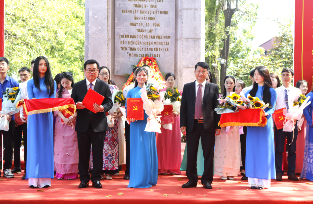 Lãnh đạo TP Móng Cái trao quyết định kết nạp đảng viên cho các quần chúng ưu tú.