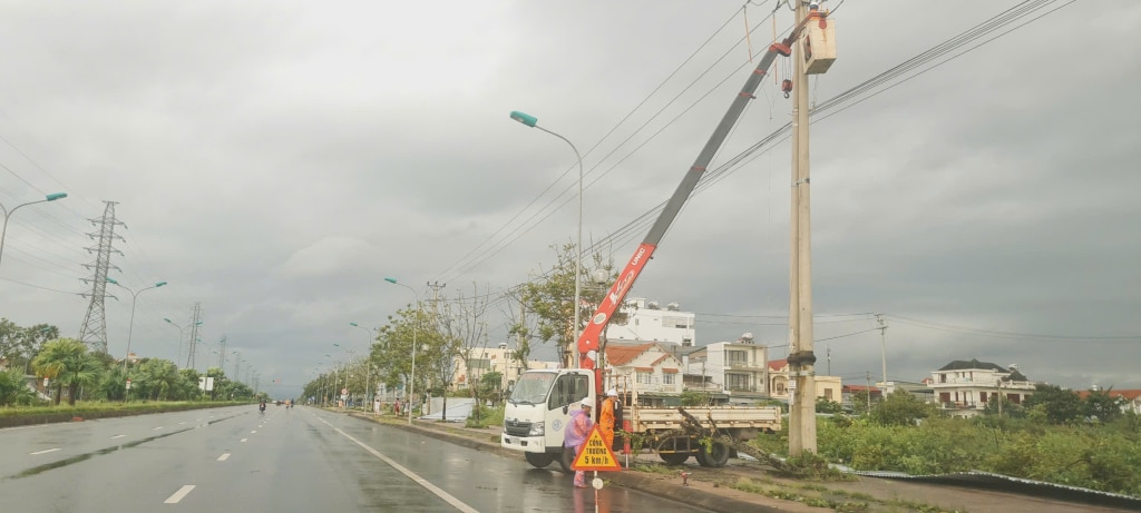 Điện lực Hải Hà tổ chức khắc phục các sự cố do bão số 3 gây ra để trong ngày 9/9 cấp điện an toàn cho nhân dân trên địa bàn.