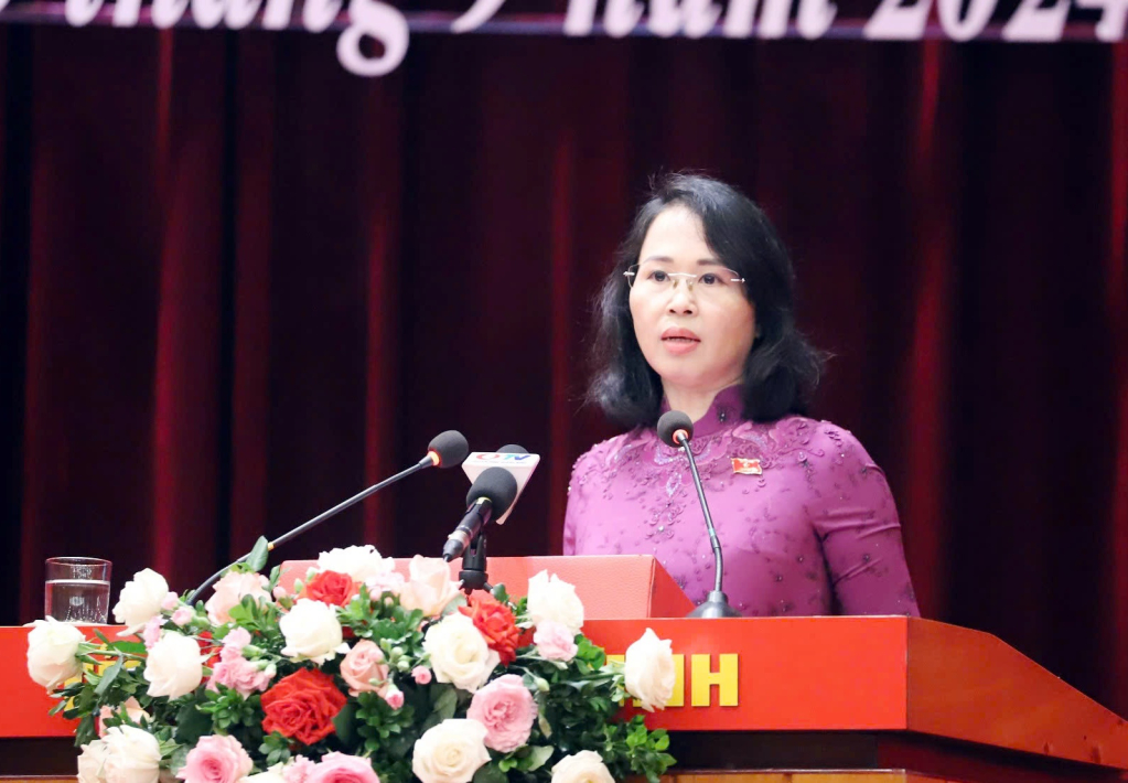 สหาย Trinh Thi Minh Thanh รองเลขาธิการคณะกรรมการพรรคประจำจังหวัดกล่าวในการประชุม