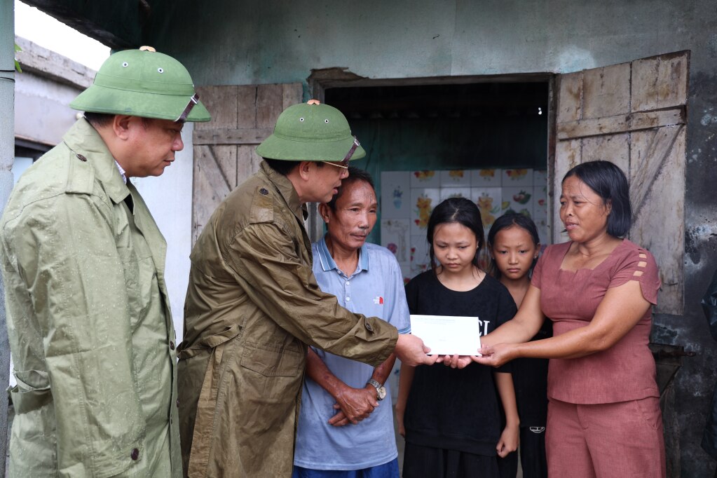 Trưởng Ban Dân vận Tỉnh uỷ, Chủ tịch Uỷ ban MTTQ tỉnh Nguyễn Văn Hồi thăm, tặng quà hộ dân tại phường Trưng Vương, TP Uông Bí. Ảnh: Trung tâm TT&VH Uông Bí