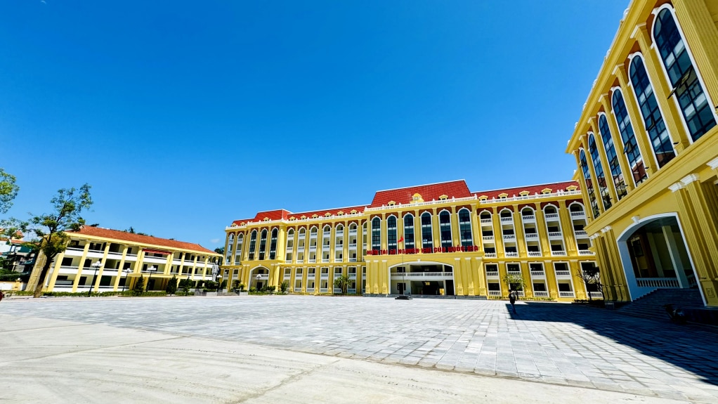 Die Tran Phu High School (Mong Cai City) wurde gerade für das neue Schuljahr fertiggestellt. Foto: Manh Truong