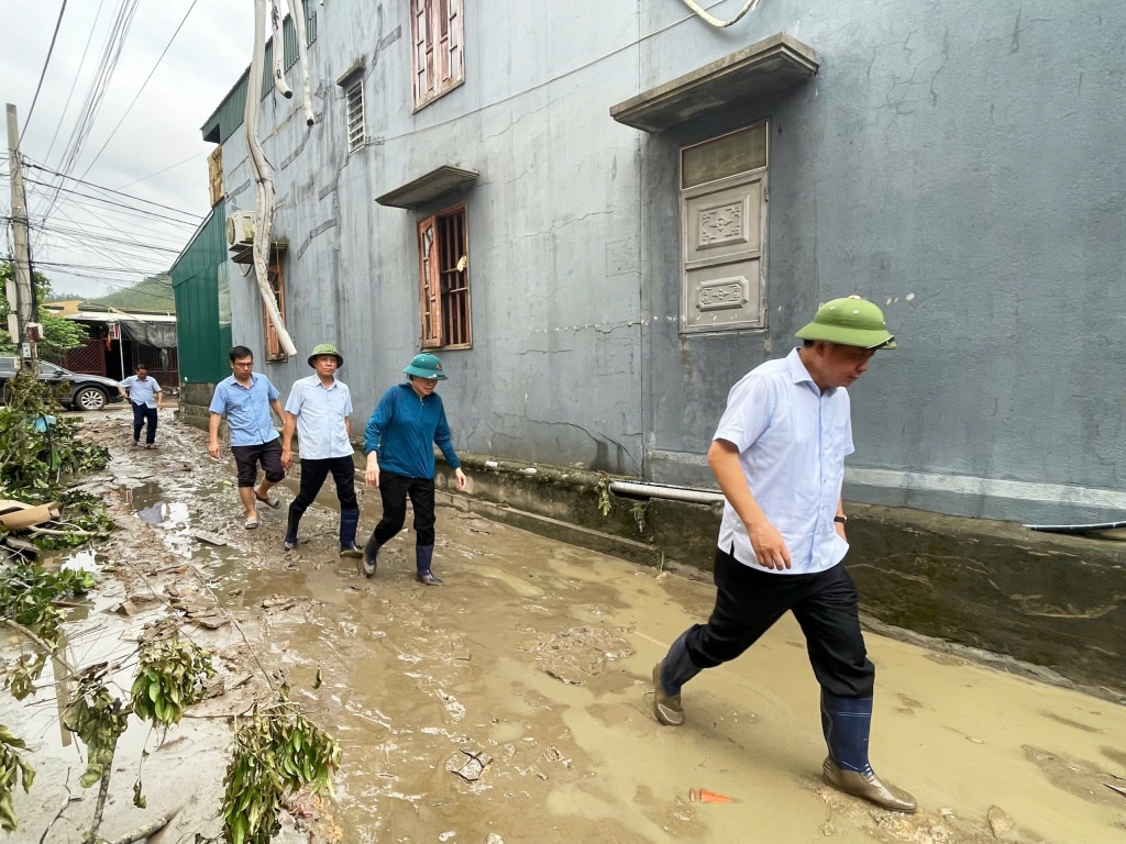 Bí thư Thành uỷ Uông Bí Mai Vũ Tuấn  (đi đầu)khẩn trương đến để động viên bà con bị lụt khu 5 phường Bắc Sơn.