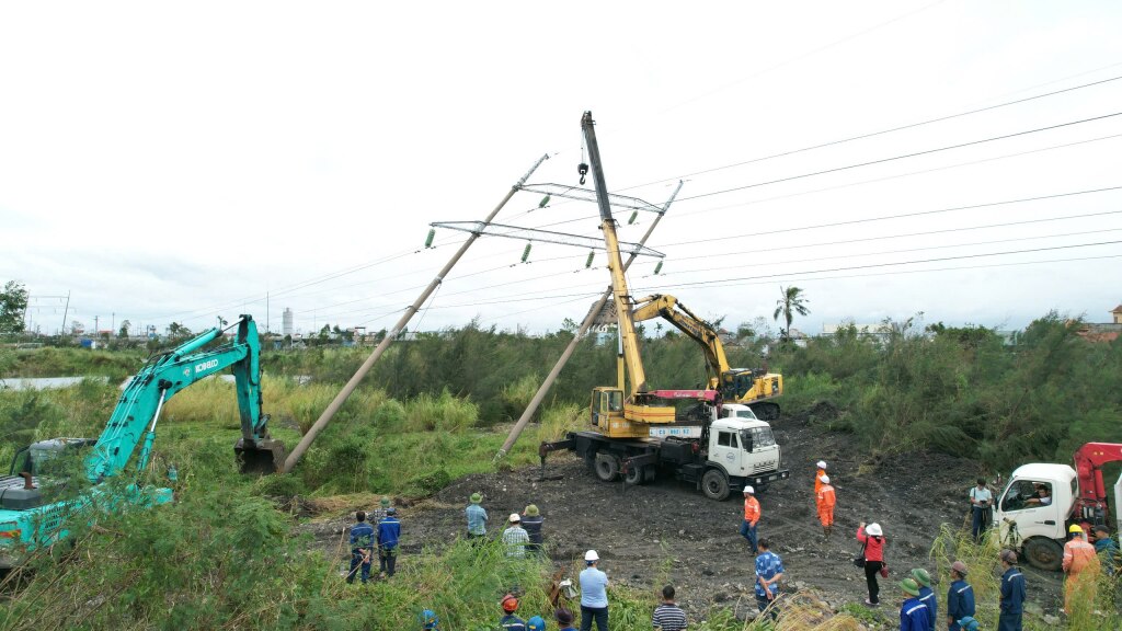 Công ty Than Mạo Khê tích cực phối hợp với Điện lực Quảng Ninh khắc phục sự cố lưới điện, ổn định sản xuất.