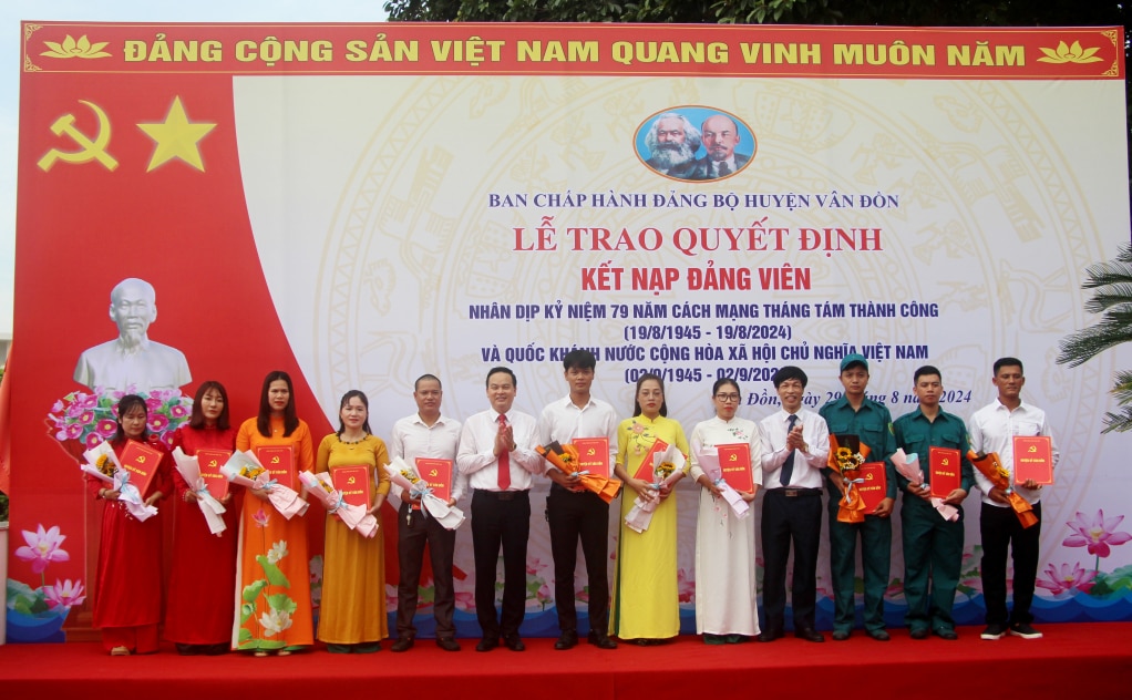 Leaders of Van Don District Party Committee presented decisions to admit new party members to outstanding people on the occasion of National Day, September 2, 2024. Photo: Manh Truong