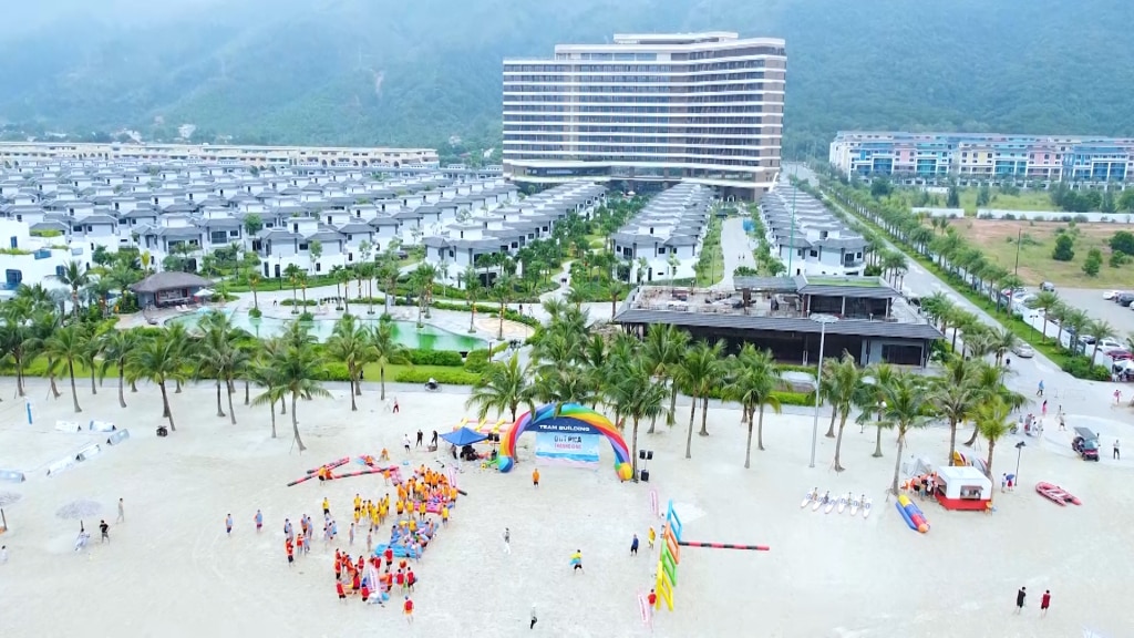 Khách du lịch đến Khu nghỉ dưỡng Wyndham Garden Sonasea Vân Đồn dịp mùa hè 2024.