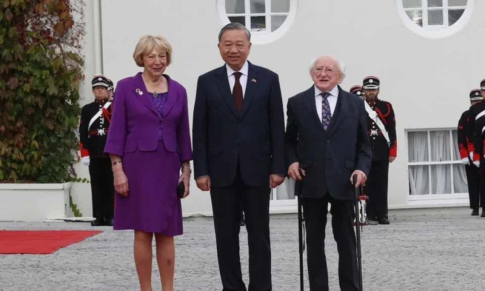 El presidente Michael D. Higgins y su esposa presidieron la ceremonia de bienvenida del Secretario General y Presidente To Lam en una visita de Estado a Irlanda.