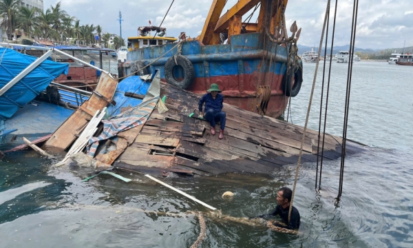 Tập trung các giải pháp hỗ trợ trục vớt tàu du lịch bị đắm chìm sau bão