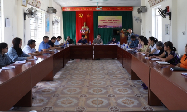 El vicepresidente permanente del Consejo Popular Provincial asistió a la reunión de la célula del Partido en el área de Co Nhan, ciudad de Binh Lieu