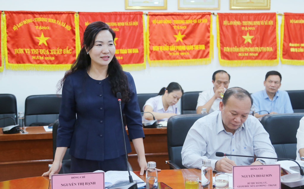 La camarade Nguyen Thi Hanh, vice-présidente du Comité populaire provincial, a pris la parole lors de la réunion.