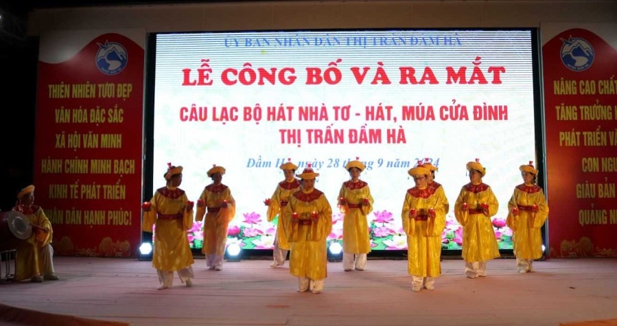 thành lập CLB hát nhà tơ, hát – múa cửa đình thị trấn Đầm Hà nhằm góp phần giữ gìn và bảo tồn Di sản văn hóa phi vật thể cấp quốc gia cho thế hệ mai sau. Ảnh: Quốc Nghị (Trung tâm TT&VH huyện Đầm Hà)