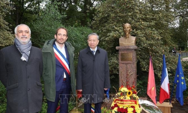 General Secretary and President To Lam laid flowers at Uncle Ho's statue in Montreuil city, France.