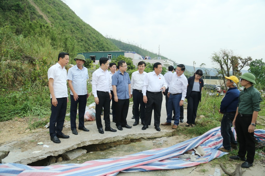 Đồng chí Nguyễn Xuân Thắng, Ủy viên Bộ Chính trị, Giám đốc Học viện Chính trị quốc gia Hồ Chí Minh, Chủ tịch Hội đồng Lý luận Trung ương ĐBQH tỉnh cùng các ĐBQH tỉnh kiểm tra khu vực sạt trượt đất đá trên diện rộng tại tổ 7, khu 5, phường Quang Hanh, TP Cẩm Phả.