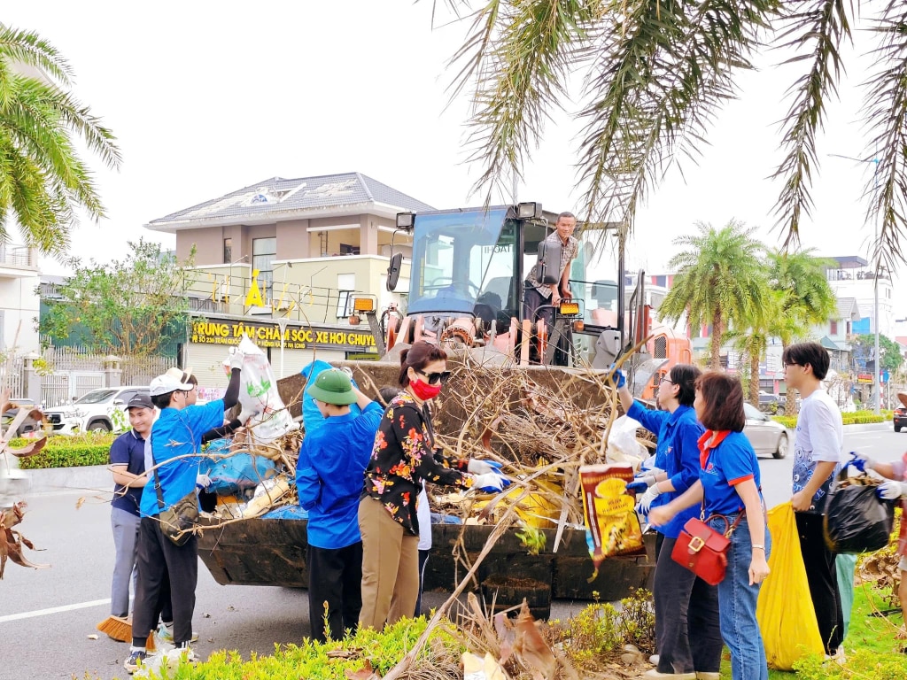 Các thầy cô giáo và các bạn đoàn viên thanh niên Trường THPT Hòn Gai tham gia dọn dẹp vệ sinh môi trường sau bão Yagi.