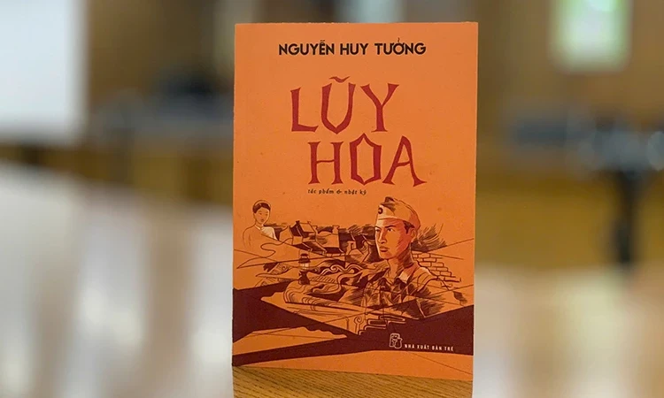 សម្ពោធស្នាដៃ "Luy Hoa" របស់អ្នកនិពន្ធ Nguyen Huy Tuong ក្នុងឱកាសរំលឹកខួបលើកទី 70 នៃទិវារំដោះរាជធានី។