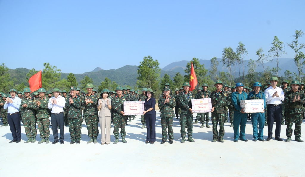 Đồng chí Trịnh Thị Minh Thanh, Phó Bí thư Thường trực Tỉnh ủy cùng các đồng chí lãnh đạo tỉnh tặng quà động viên cán bộ, chiến sỹ.