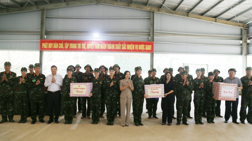 Đồng chí Phó Bí thư Thường trực Tỉnh ủy cùng các đồng chí lãnh đạo tỉnh động viên, tặng quà cán bộ, chiến sỹ làm nhiệm vụ xây dựng thiết bị Sở chỉ huy diễn tập.