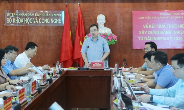 El subsecretario del Comité Provincial del Partido, Dang Xuan Phuong, trabaja con el Comité del Partido del Departamento de Ciencia y Tecnología.