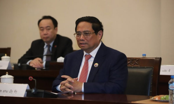 Le Premier ministre Pham Minh Chinh rencontre le secrétaire permanent du Secrétariat et le vice-président du Laos