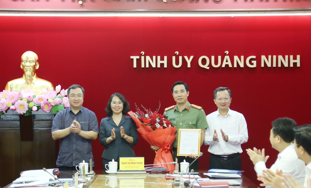 El Comité Permanente del Comité Provincial del Partido entregó flores para felicitar al Coronel Tran Van Phuc, Director del Departamento de Policía Provincial.