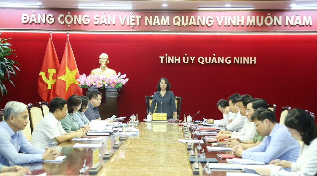 La camarada Trinh Thi Minh Thanh, subsecretaria permanente del Comité Provincial del Partido, pronunció un discurso asignando tareas al coronel Tran Van Phuc.