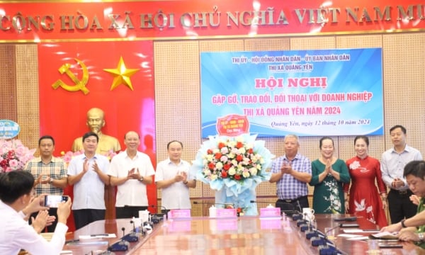 Conférence de rencontre, d'échange et de dialogue avec les entreprises de la ville de Quang Yen en 2024