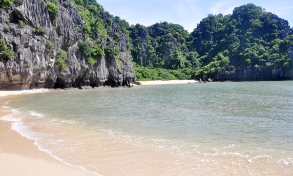 La poética y tranquila playa de Cat Oan en la bahía de Ha Long