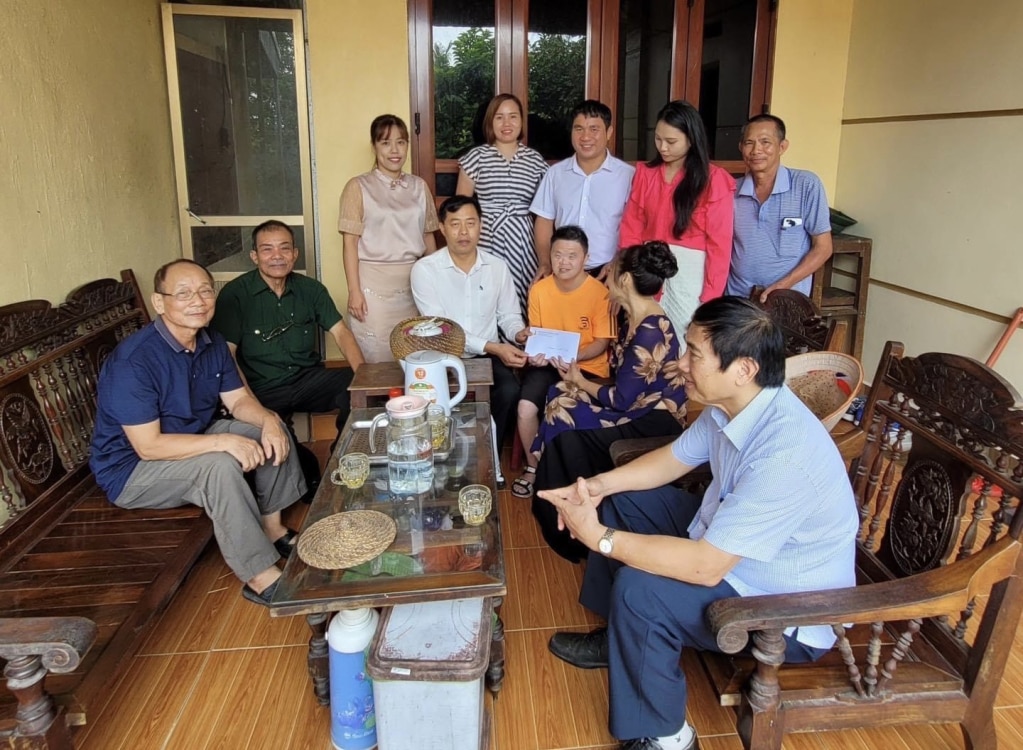 Quang Ninh Young Entrepreneurs Association gives gifts to Agent Orange victims in Uong Bi City.