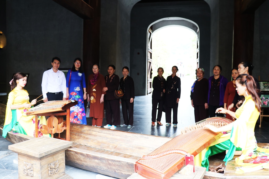 Traditional art performance for Yen Tu pilgrims.