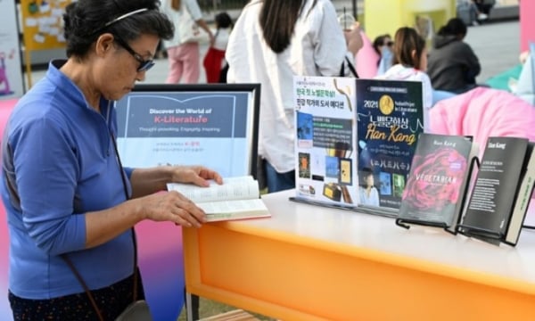 Les gens se précipitent pour acheter les livres de l'écrivain Han Kang, lauréat du prix Nobel