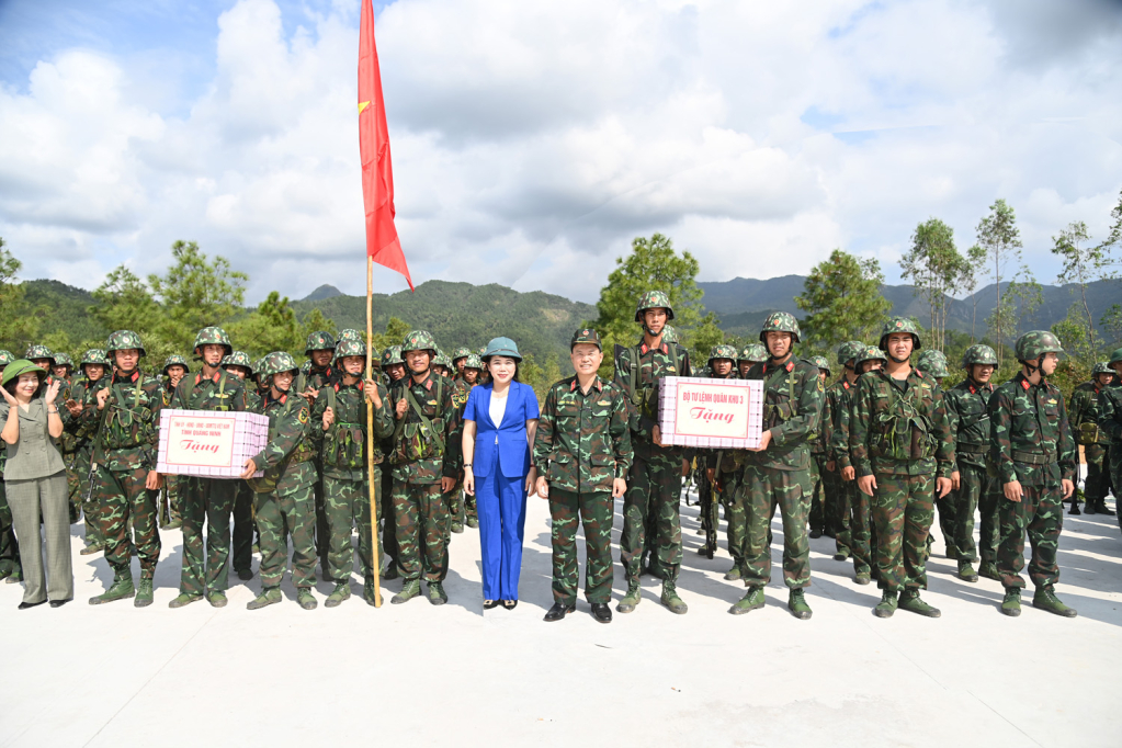 Thiếu tướng Lương Văn Kiểm, Phó tư lệnh Quân khu 3, cùng lãnh tỉnh Quảng Ninh tặng quà động viên cán bộ, chiến sĩ hoàn thành nhiệm vụ diễn tập thực binh.