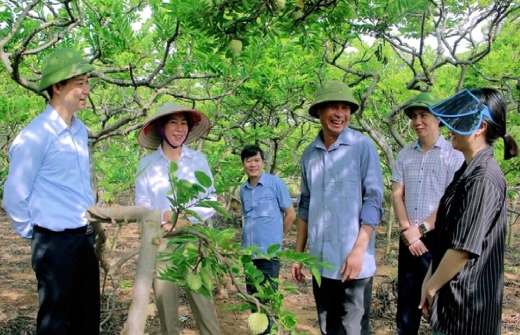 Lãnh đạo TX Đông Triều thăm, động viên nông dân xã Việt Dân trồng cây na theo tiêu chuẩn VietGAP. Ảnh: Lê Đại (TX Đông Triều)