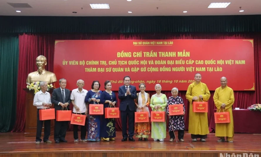 ประธานสภานิติบัญญัติแห่งชาติ Tran Thanh Man เยี่ยมชมสถานทูตและพบปะกับตัวแทนชุมชนชาวเวียดนามในลาว