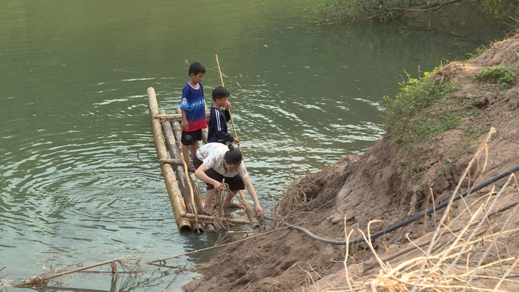 Các phụ huynh thôn Làng Lốc, xã Thanh Lâm (Ba chẽ) đưa trẻ đến trường bằng bè, mảng qua suối.