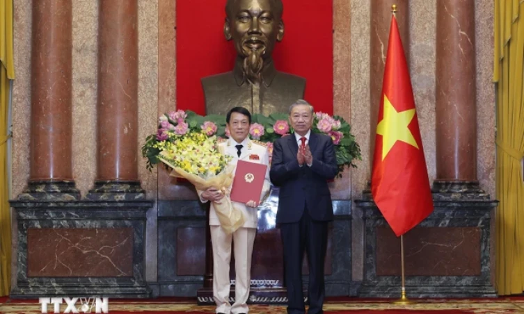 Awarding the Decision to promote the ranks of General and Senior Lieutenant General to leaders of the Police and Army