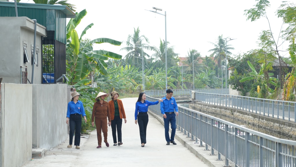 La Unión de Jóvenes del Barrio Ha An (ciudad de Quang Yen) movilizó a los miembros del sindicato y a la población local para unir esfuerzos para mantener limpio el medio ambiente. Foto: Minh Yen