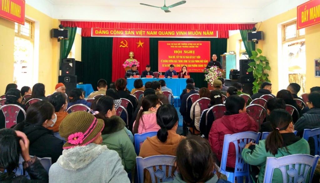 Le quartier de Quang Yen a organisé une conférence pour échanger, recevoir et résoudre les opinions sur l'acquisition de terrains pour le projet de route riveraine dans le quartier de Quang Yen, en février 2024. Photo : Ngoc Hung (contributeur)