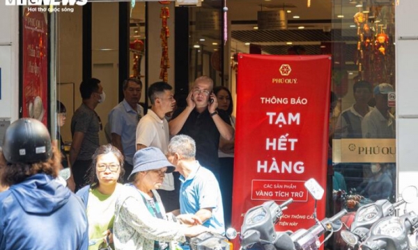 Shops issue numbers, people line up to buy gold