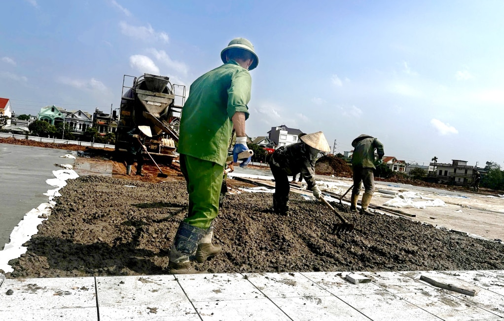 Die Arbeiter nutzten das günstige Wetter und fliesten die Oberfläche des Platzes.